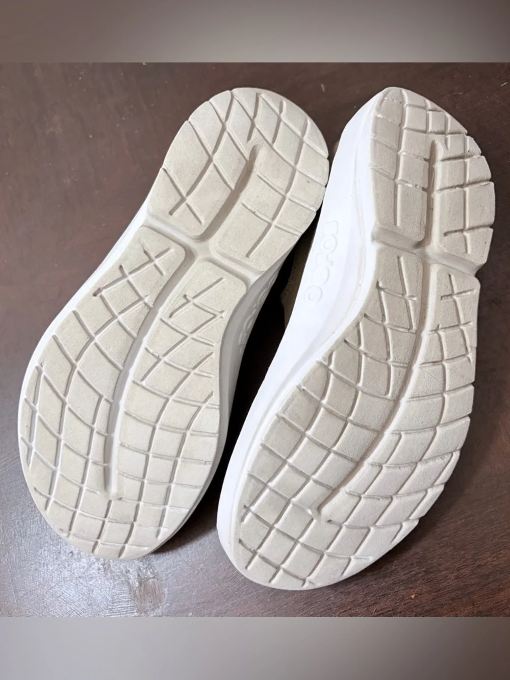OOFOS Oomg Eezee Taupe canvas Slip-On Loafers in Tan with Green Insole Sz 9.5